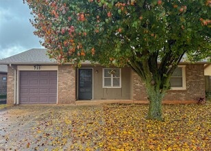 Building Photo - 733 W Perry Dr