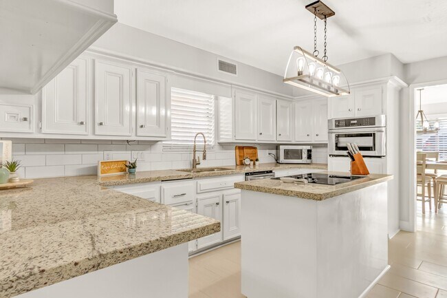 Foto del edificio - 5421 Blue Haven Dr