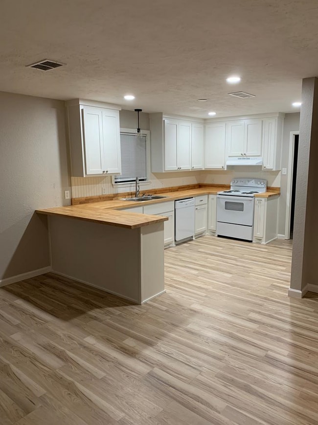 Building Photo - Texas Oak