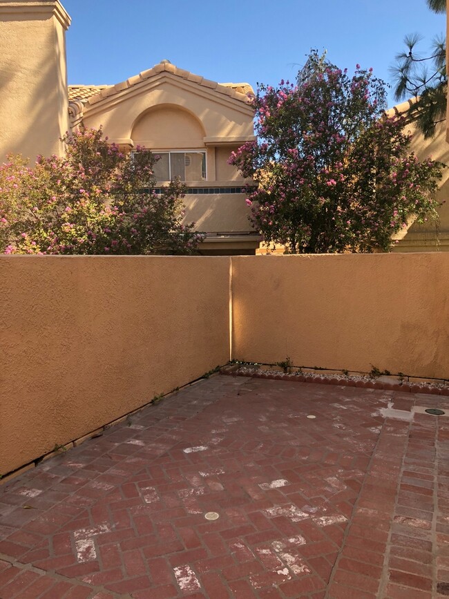 Building Photo - Newhall - 3 bedroom, 2.5 bath condo