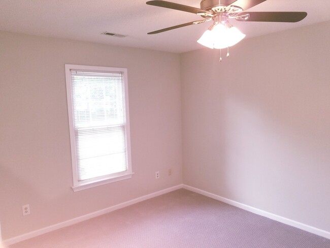 Building Photo - 2 Bedroom 2 Bath End Unit Townhome in Grafton