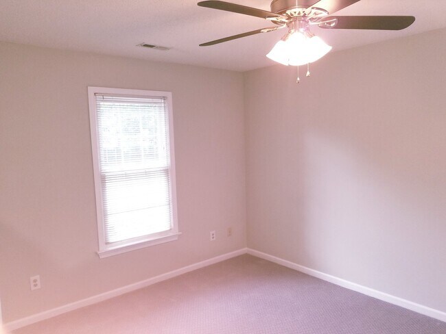 Foto del edificio - 2 Bedroom 2 Bath End Unit Townhome in Grafton