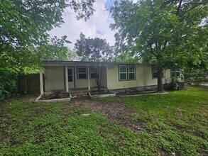Building Photo - 907 Neches St