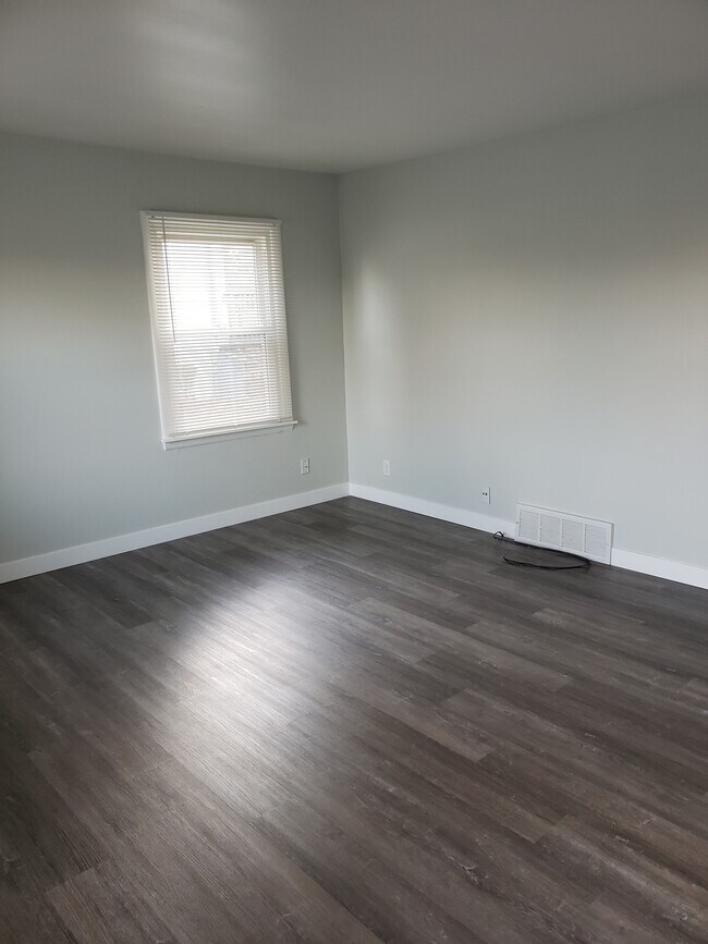Building Photo - Beautiful Fully Remodeled 2 Bed / 1 Bath L...
