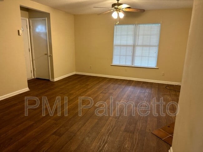 Building Photo - 129 Country Town Dr