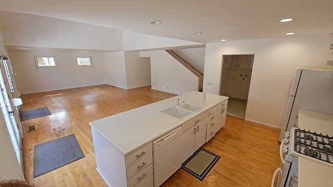 Building Photo - 6600 W 83rd St