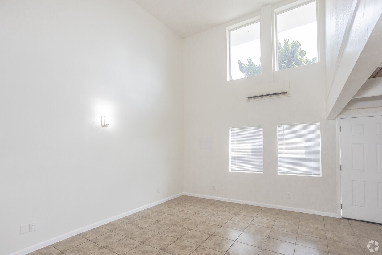 3 habitaciones, 2 baños - 1,620 pies cuadrados - Sala de estar - 16141 Eucalyptus Ave