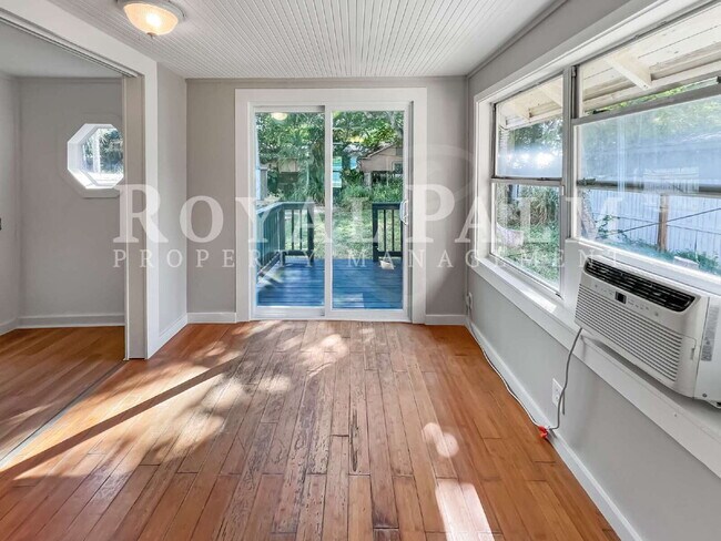 Foto del edificio - Deck the halls or the French doors, because this charming century-old single family home is avail...