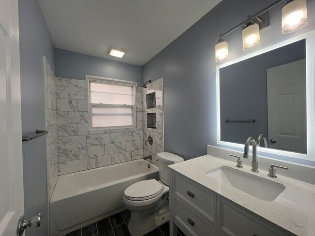 Building Photo - 3 bedroom 1.5 bath home located in the heart of Davenport! FOR RENT!