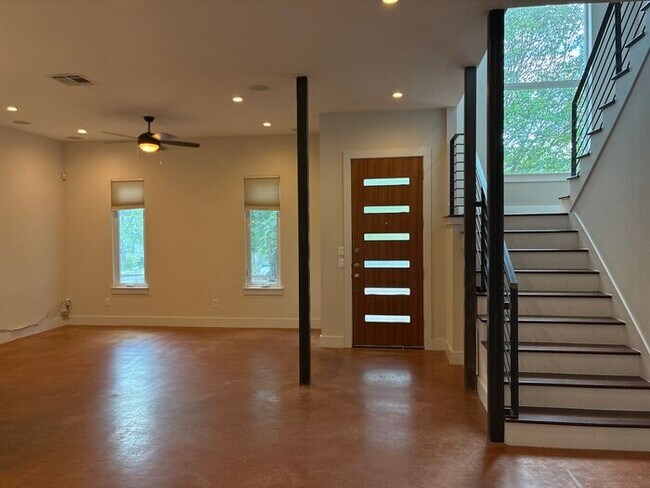 Foto del edificio - 3BR/2.5BA w/ Fenced Yard + Assigned Parking in Austin, TX