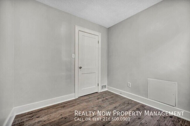 Foto del edificio - 3241 Sycamore Rd