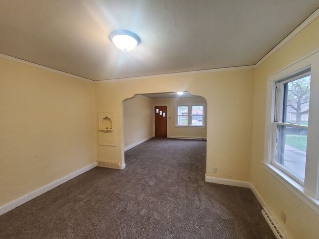 Building Photo - 2 Bedroom House