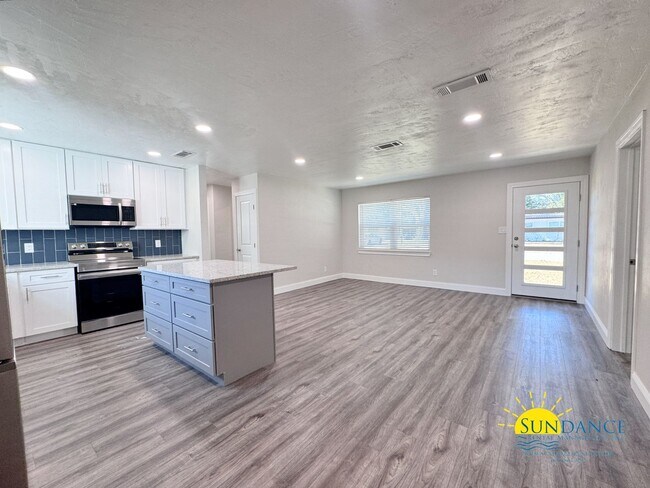 Foto del edificio - NEWLY Renovated 3 Bedroom 3 Bathroom home ...