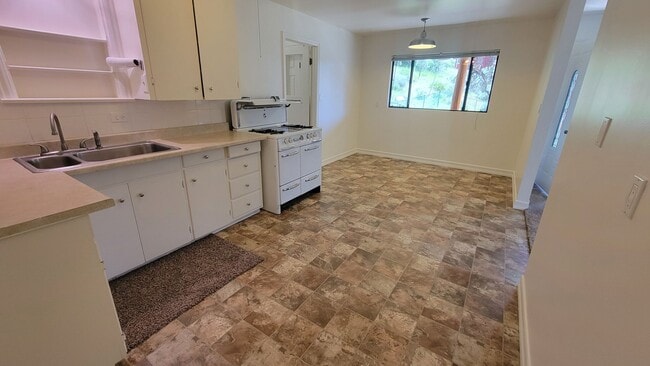 Building Photo - Charming 3-Bedroom 2-Bath with Mountain Vi...