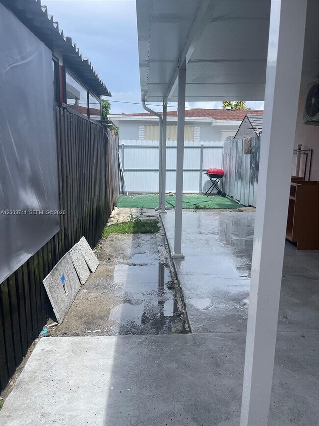 Foto del edificio - 317 E 8th St