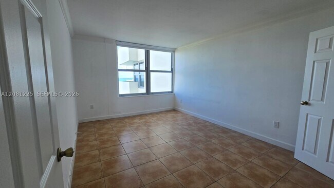 Building Photo - 2899 Collins Ave