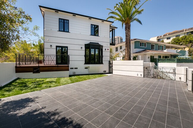 Foto del edificio - 1307 S Beverly Glen Blvd