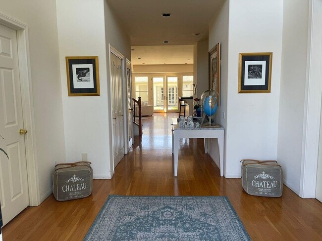 Building Photo - Spacious 5 bedroom home in Coronado's Village