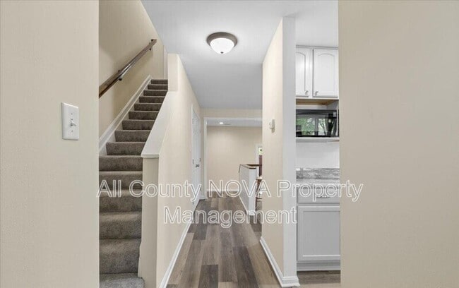 Building Photo - 10 King James Pl