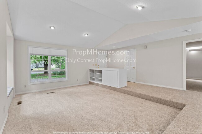 Foto del edificio - Lake Oswego Two Bedroom Home - New Updated Kitchen Coming Soon!