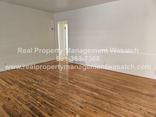 Foto del edificio - Check Out This 4 Bedroom 2 Bathroom Home i...