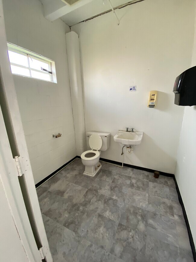 Foto del edificio - 3214 Ferndale Dr