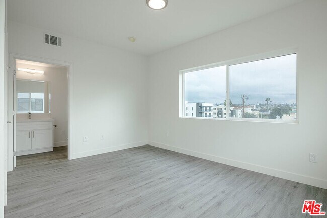 Foto del edificio - 4806 Elmwood Ave