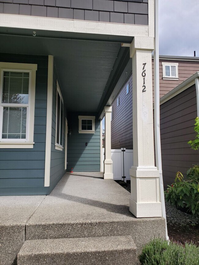 Building Photo - Beautiful, like new home move in ready!!!