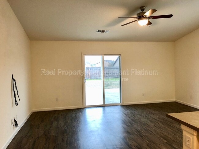 Foto del edificio - 5886 E Fillmore Ave