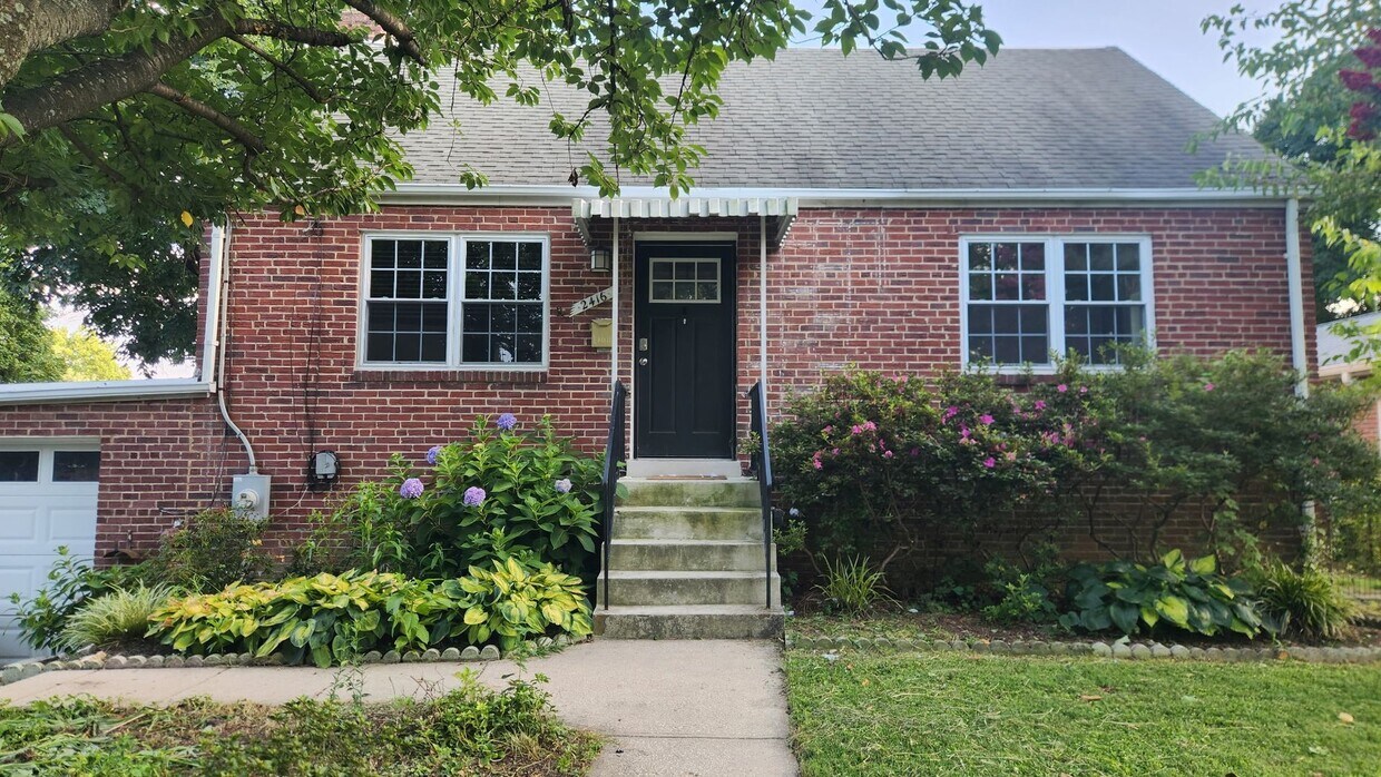 Primary Photo - Lovely 4BR/3BA single family home with attached garage located in Montgomery County.