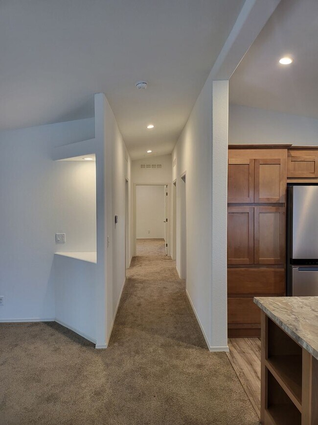 Building Photo - Beautiful 3 Bed 2 Bath House!
