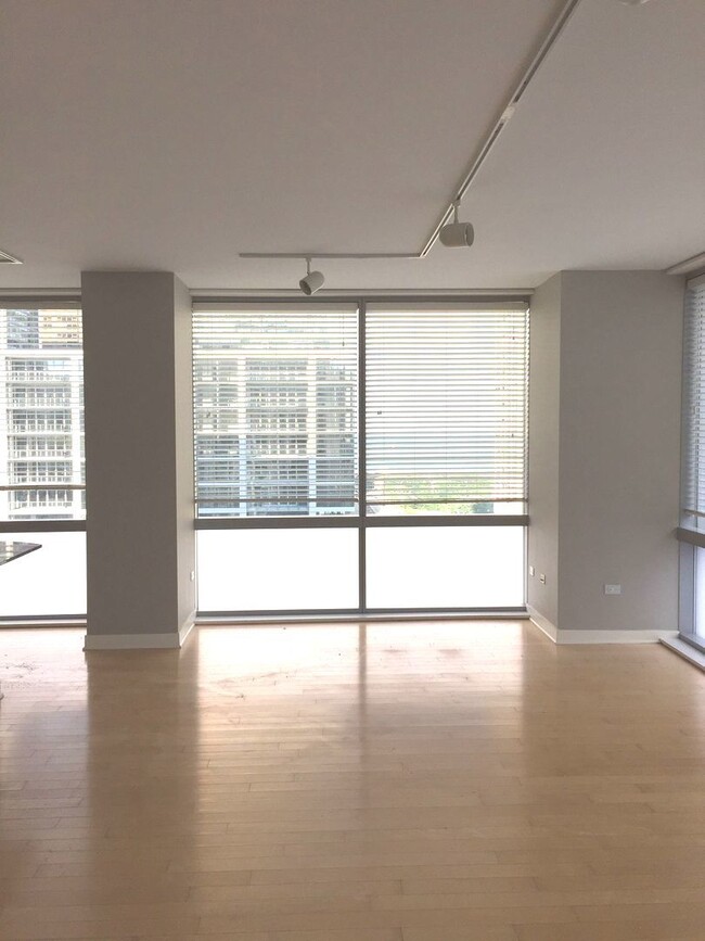 Building Photo - 8 E Randolph St