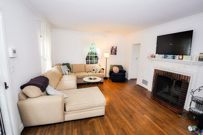 Foto del edificio - Beautiful 4 bedroom, 3 bath house. Available end of March. Long Term Unfurnished Rental!