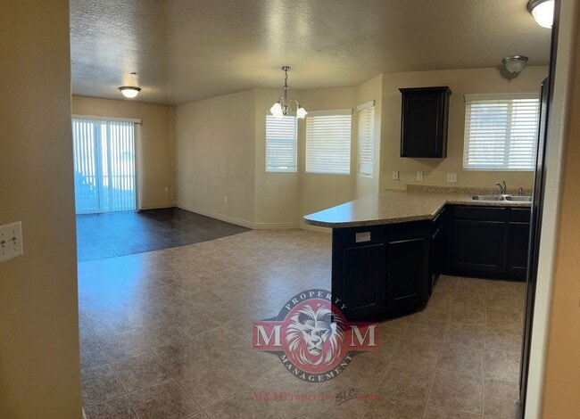 Building Photo - Great 3 Bed 2 Bath Sandy Condo!!
