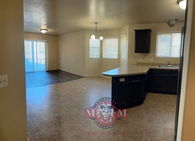 Foto del edificio - Great 3 Bed 2 Bath Sandy Condo!!