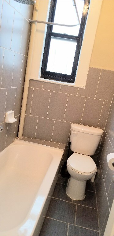 Building Photo - 558 Parkside Ave