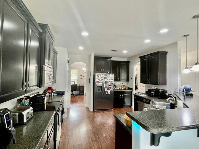 Building Photo - 14 Amherst Ct- 4Bd/2.5Bth 2760 sqft