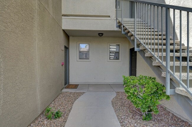 Building Photo - Downstairs 1 Bedroom Unit in Gated Community - S.W.