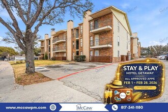 Building Photo - 9520 Royal Ln