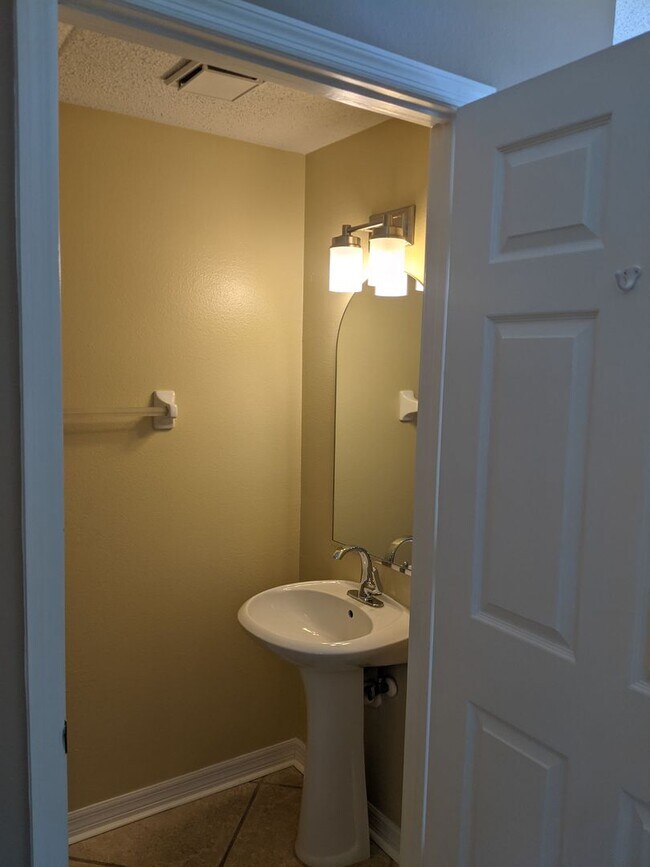 Foto del edificio - Beautiful 2 Bedroom, 2.5 Bath Townhome in Private Gated Community Of Hunter's Key In New Tampa