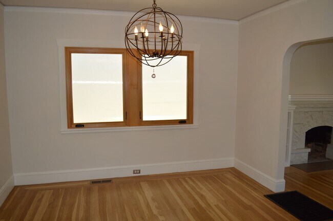 Building Photo - Large home with a great outdoor space and ...