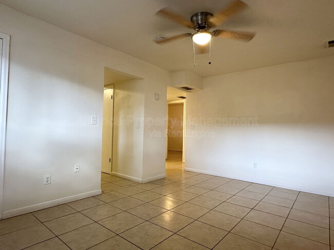 Foto del edificio - 44 Sunflower Rd