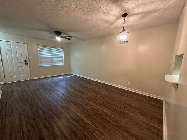 Foto del edificio - Take a look at this 2-bedroom, 1.5-bathroom!