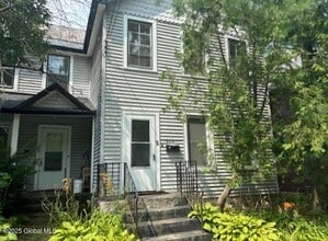 Building Photo - 305 Nelson Ave