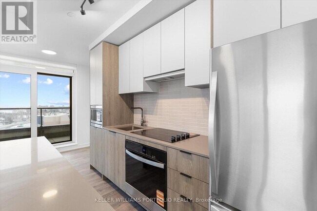 Building Photo - 1007 The Queensway