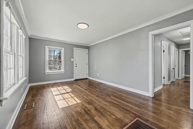 Foto del edificio - Charming Renovated Home Near U of M – Featuring Expansive Workshop & Garage
