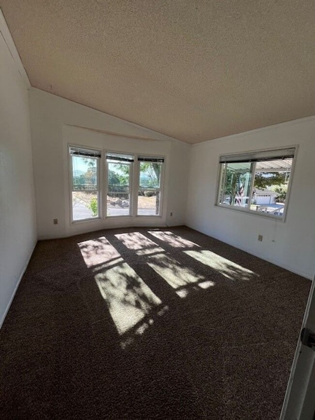 Building Photo - 21276 White Pine Dr