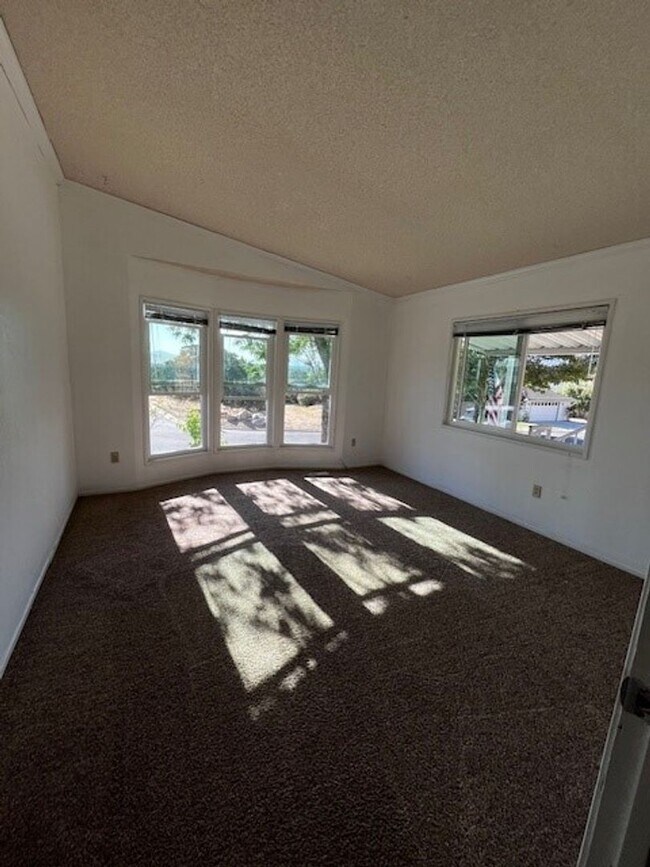 Foto del edificio - 21276 White Pine Dr