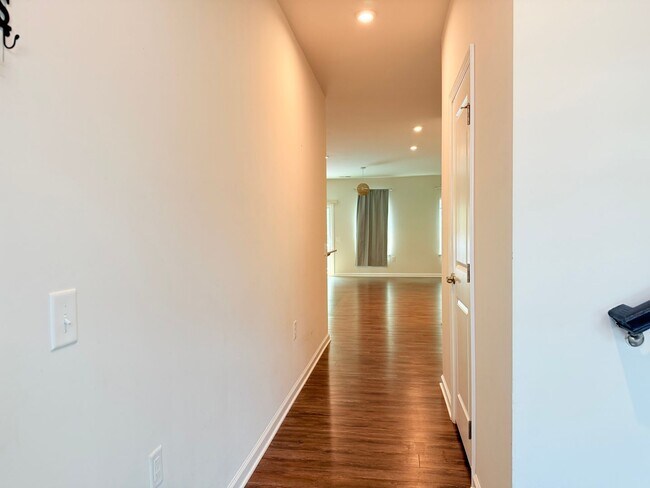 Building Photo - 121 Capeside Ct