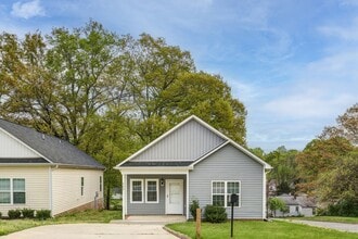 Building Photo - 900 Putnam St